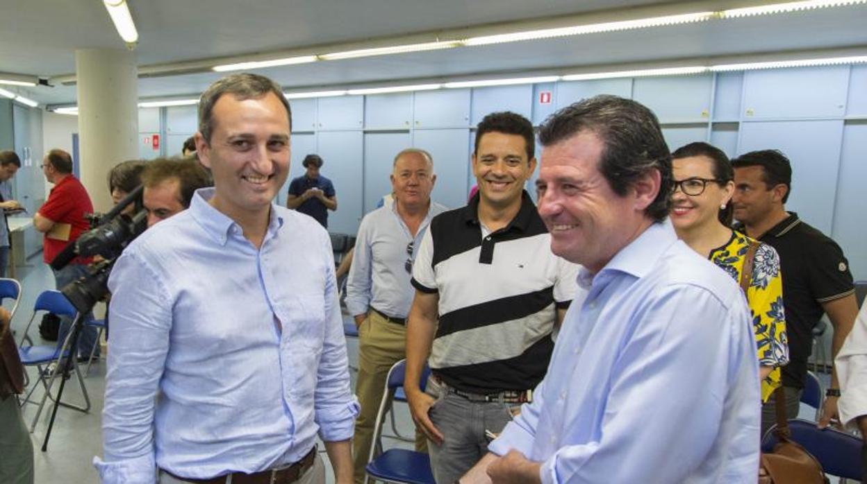 César Sánchez junto al presidente del PP en la provincia de Alicante, Pepe Císcar, en un acto público