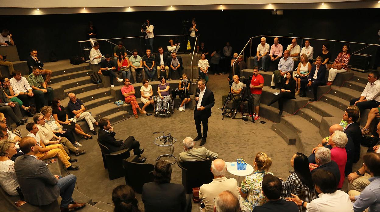 El presidente de la Diputación, César Sánchez, en la presentación de la Orquesta Sinfónica ADDA