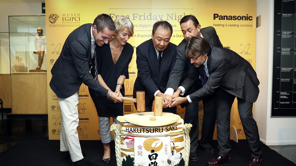 El consejero delegado de Panasonic Climatización en Europa, Makoto Takahashi, sella el acuerdo con la celebración de la tradicional ceremonia japonesa «Kagami Birakii»