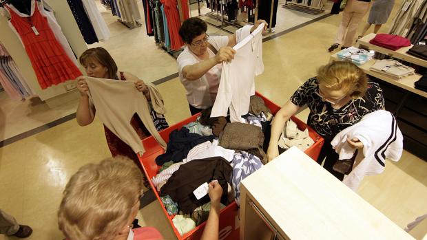 Castilla y León plantea cobrar por probarse ropa en las tiendas