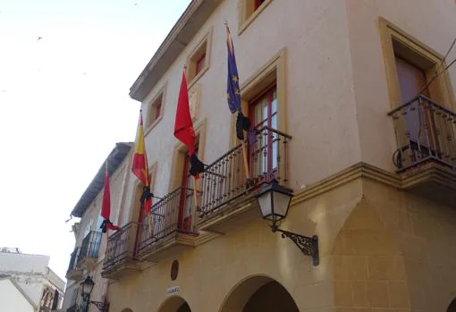 Banderas atadas con crespones negros en el Ayuntamiento de Cáseda