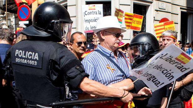 «Hablamos Español» se querella contra el consejero de Interior por boicotear su manifestación en Barcelona