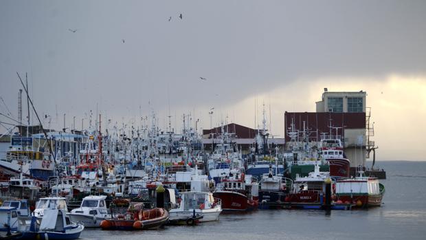 Rescatan a los cinco tripulantes de un barco tras incendiarse a 30 millas de Ribadeo