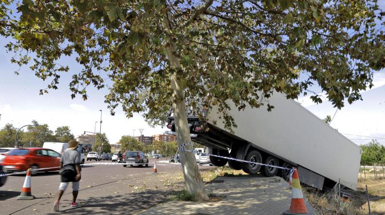 Situación del camión tras la salida de la vía en Valencia