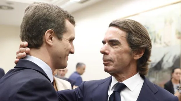 Aznar presume del legado del PP y exhibe el apoyo de Casado