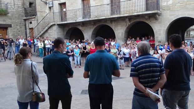 Decenas de personas se concentran en apoyo a la familia tiroteada ayer en Cáseda