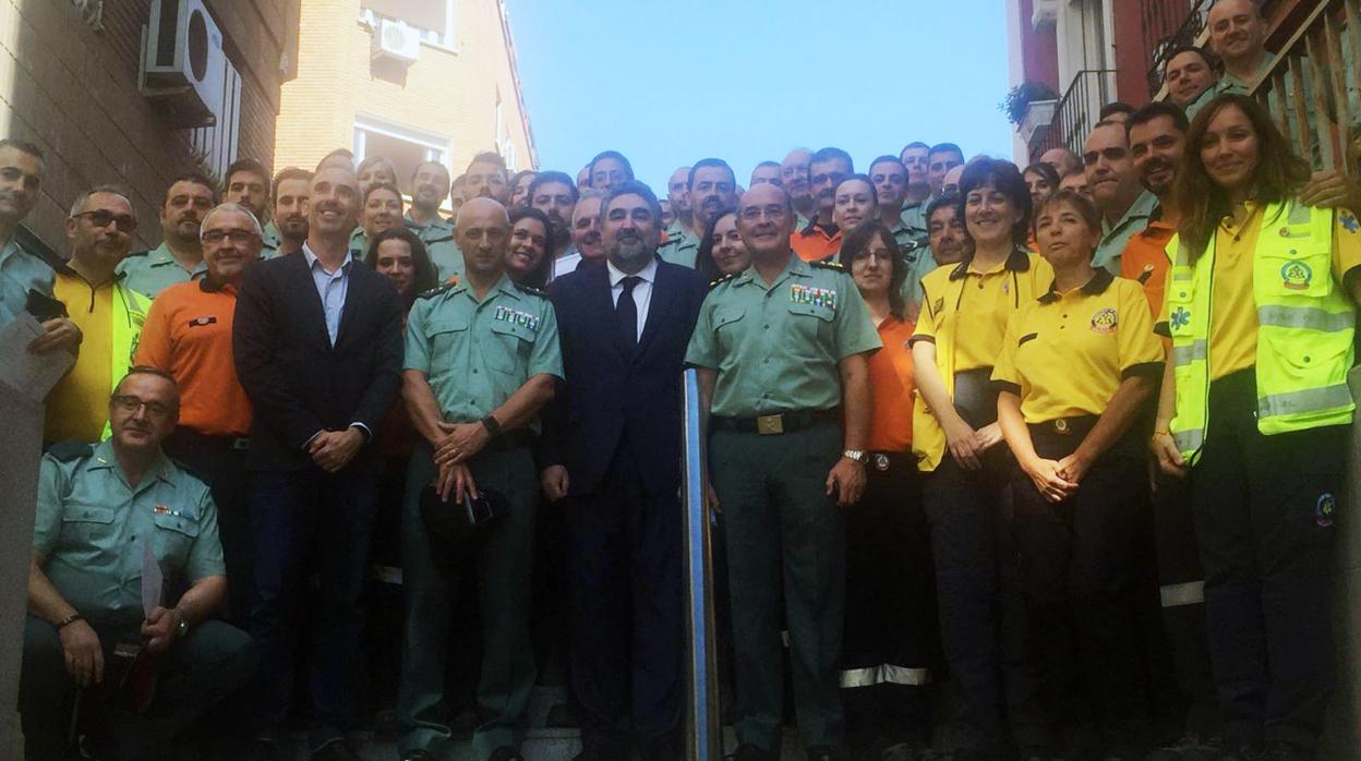 El delegado del Gobierno, junto a los agentes y al personal del Samur