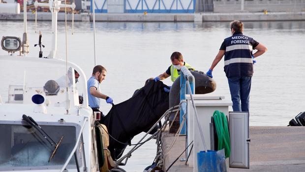 Rescatan un cadáver de entre los ocupantes de una patera semihundida