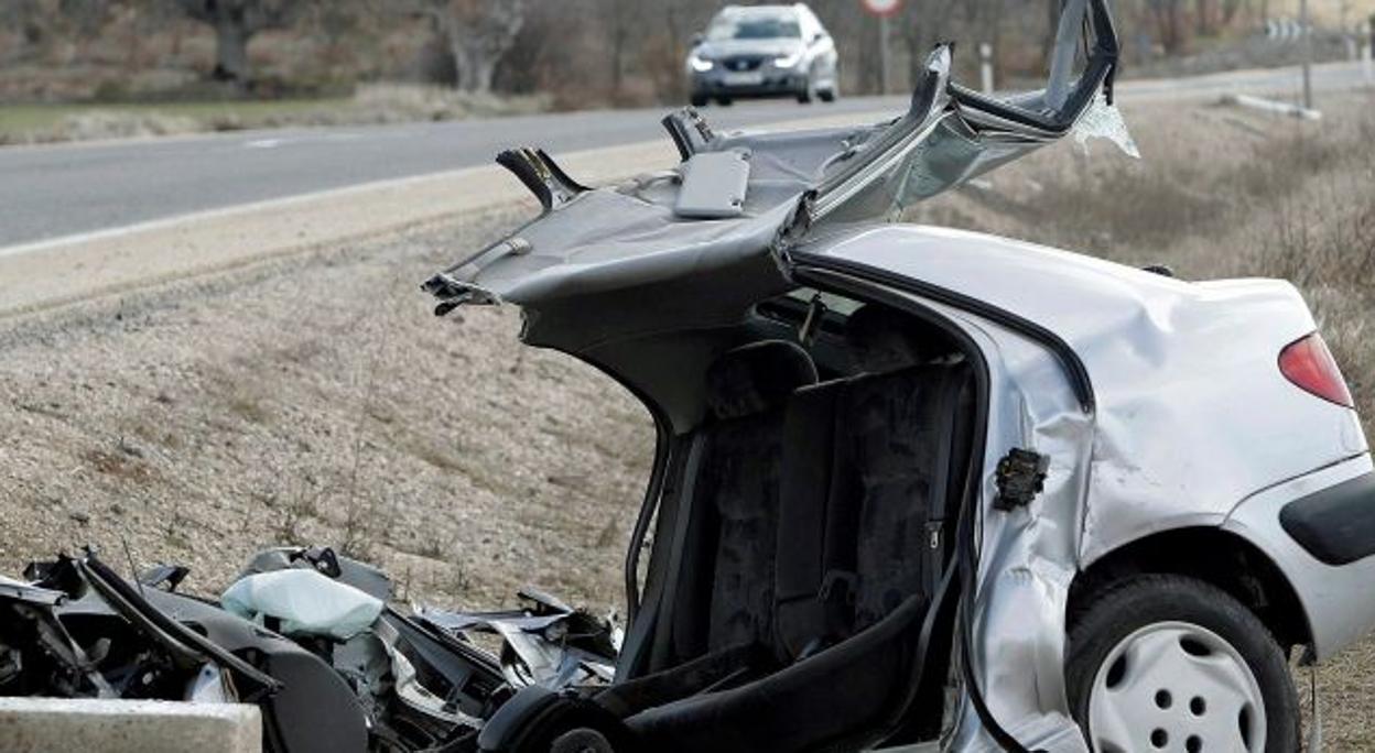 Un coche destrozado tras un accidente en una carretera catalana