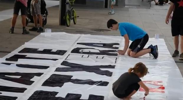 Niños pintan pancartas para reclamar la libertad de la etarra Maite Aranalde
