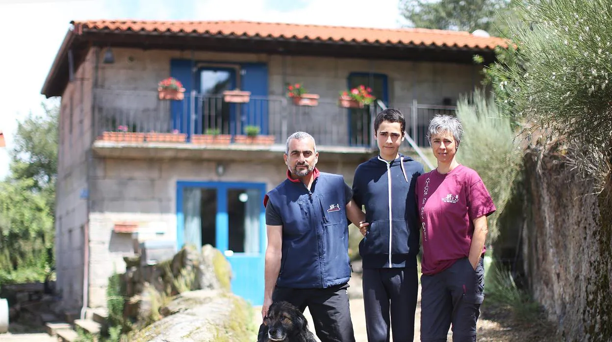 En la imagen, una familia de Allariz que preparó su casa para deshacerse del gas radón
