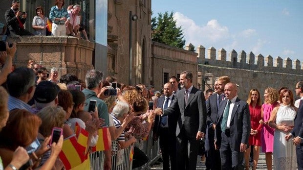 Felipe VI se da un baño de multitud en Ávila