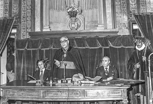 1977. Don Marcelo recibió la Medalla de Oro de la Ciudad de Toledo de manos de su alcalde y en presencia del gobernador civil, Ignacio López del Hierro
