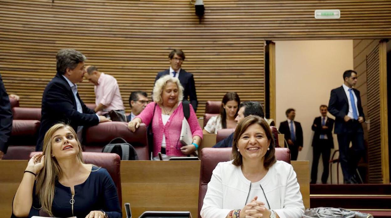 Isabel Bonig, en las Cortes Valencianas junto a Eva Ortiz