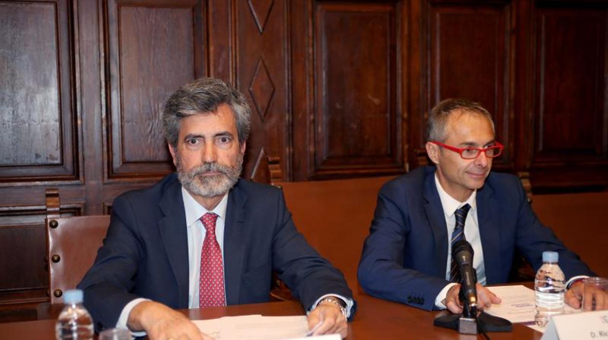 El presidente del Consejo General del Poder Judicial, Carlos Lesmes (i) y el rector de la Universidad de Salamanca (USAL), Ricardo Rivero (d) este miércoles en Salamanca, en la presentación de un curso