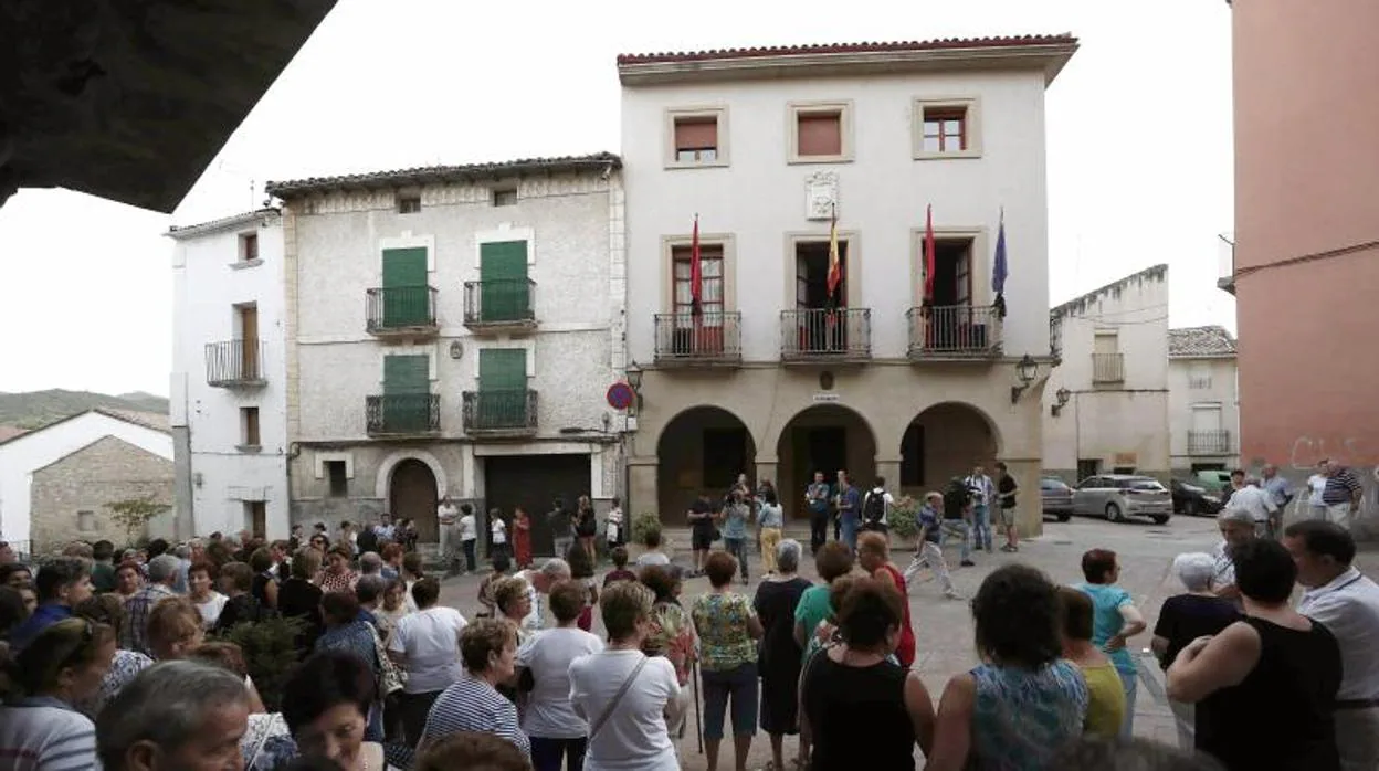 Concentración celebrada este miércoles en la Plaza del Ayuntamiento de Cáseda (Navarra) por el asesinato en un tiroteo de tres personas, un padre y dos de sus hijos, en una reyerta entre dos familias