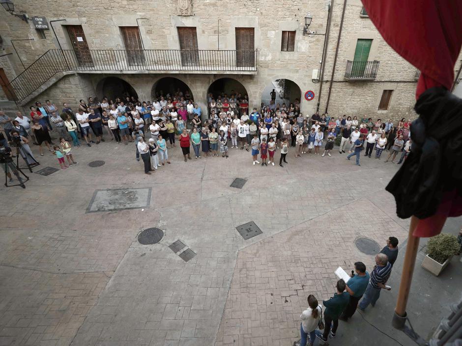 Concentración celebrada esta miércoles en la Plaza del Ayuntamiento de Cáseda (Navarra) en repulsa por el asesinato en un tiroteo de tres personas, un padre y dos de sus hijos, en una reyerta entre dos familias