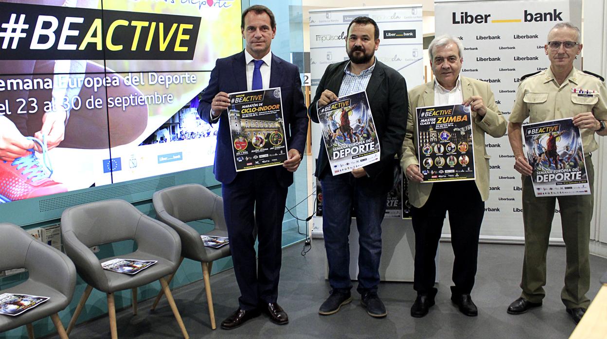 Las autoridades que han acudido a la presentación sujetando los carteles promocionales de las actividades