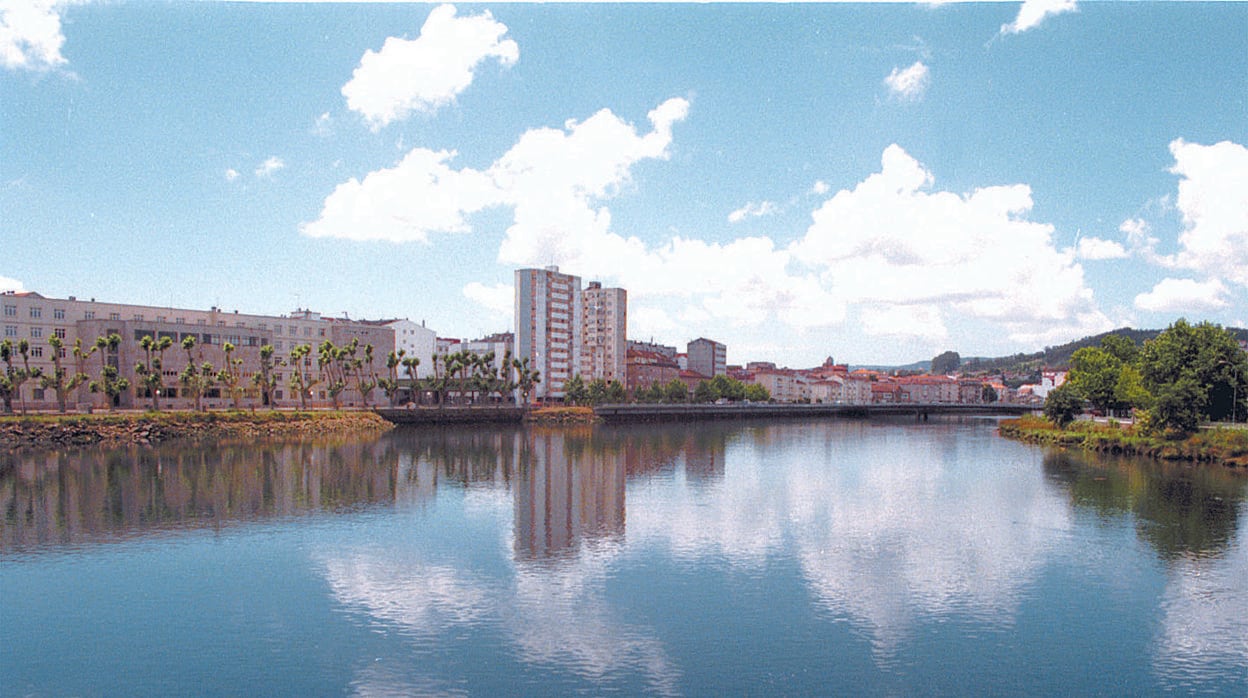 Vista de la ciudad de Pontevedra desde el río Lérez
