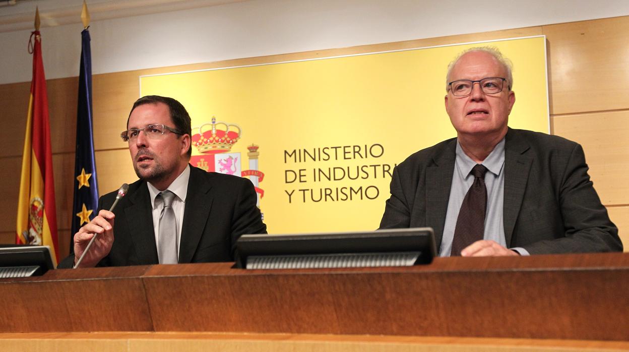 El secretario general el ministerio de Industria, Raúl Blanco junto con el director general de Industria y Pymes, Galo Gutiérrez durante su comparecencia