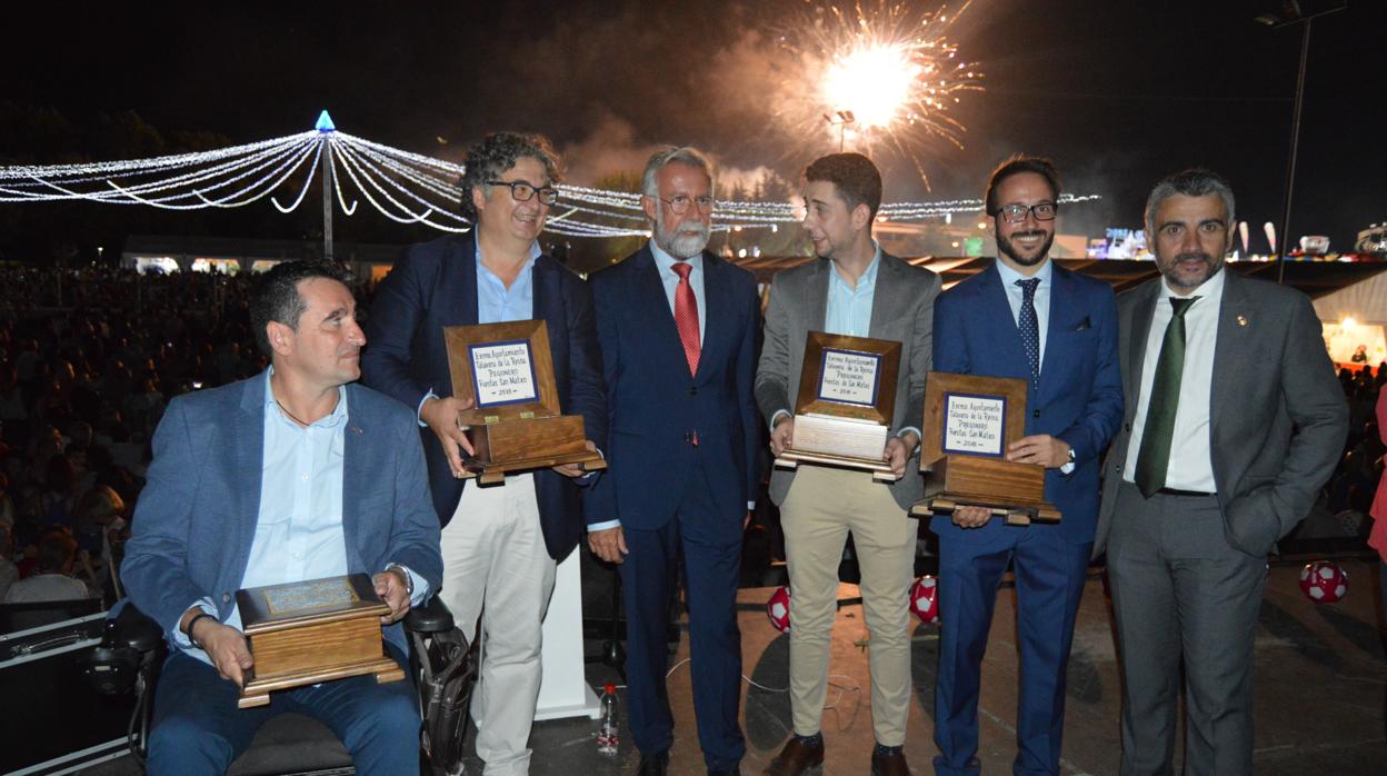 El alcalde de Talavera, Jaime Ramos, con el equipo de fútbol sala Soliss Talavera, pregonero de las ferias de San Mateo