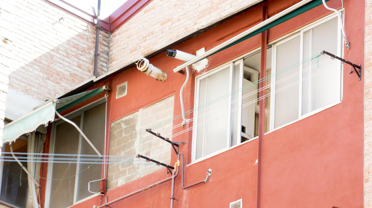 Ventana tapiada para evitar que se cuelen y hagan negocio los ladrones