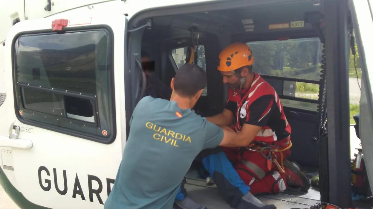 Especialistas de montaña de la Guardia Civil, durante el rescate de un herido en el Pirineo aragonés