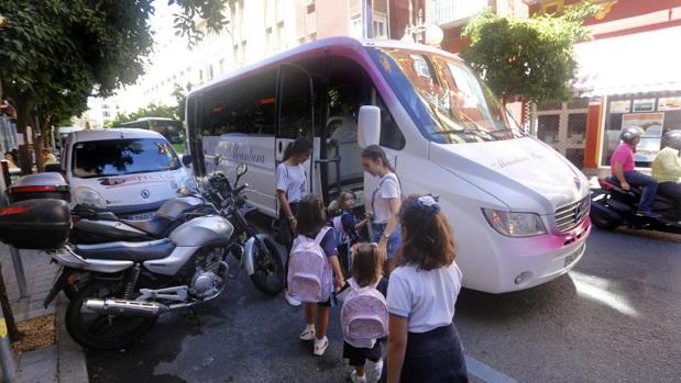 Herida grave una niña de tres años tras chocar tres coches y un bus escolar