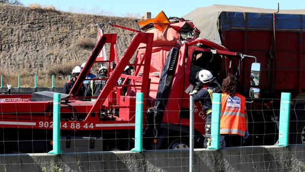 Un fallecido en la colisión de un camión y una grúa en la A-66 en Salamanca