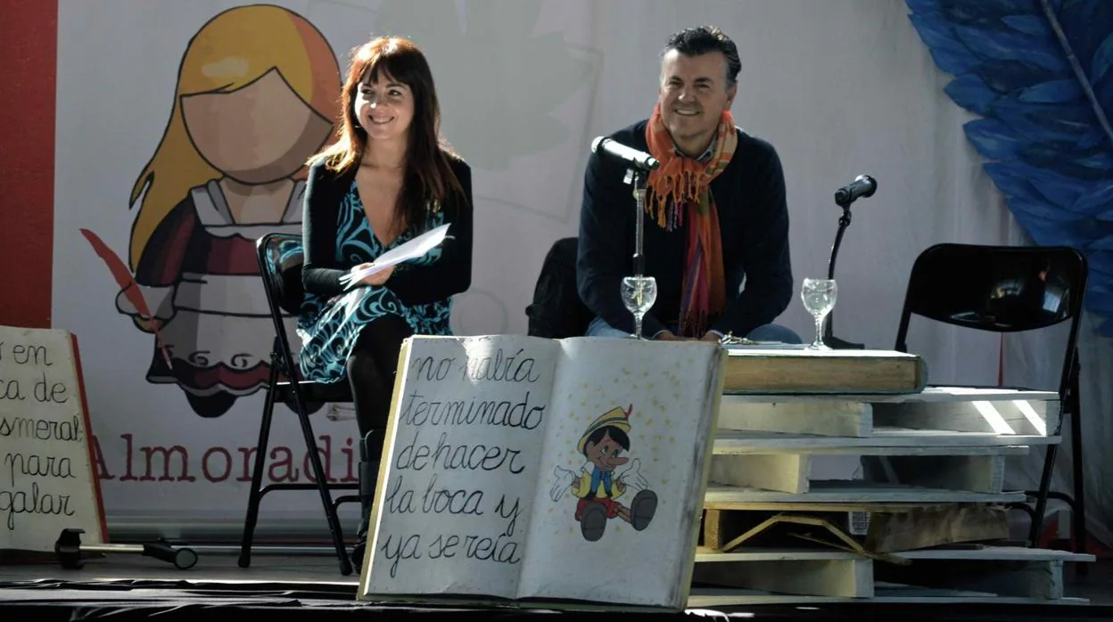 La directora del festival Maribel Medina, junto al escritor Ramón Gener