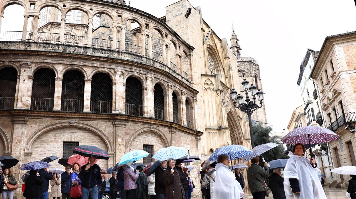 Un grupo de turistas se protege de la lluvia en una imagen de archivo tomada en el centro de Valencia