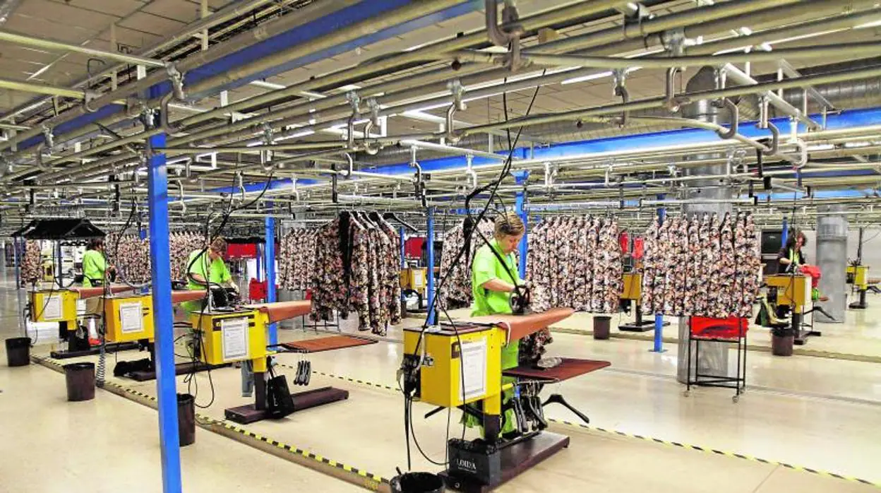 Trabajadores en la fábrica de Zara en Arteixo, el sector textil aglutina el 25% de las exportaciones gallegas