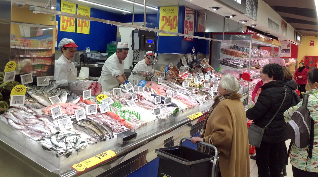 Varias personas realizan la compra en el supermercado
