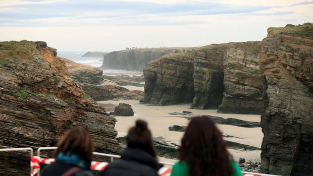 Ordenan reabrir el caso por la muerte de una joven en la playa de As Catedrais