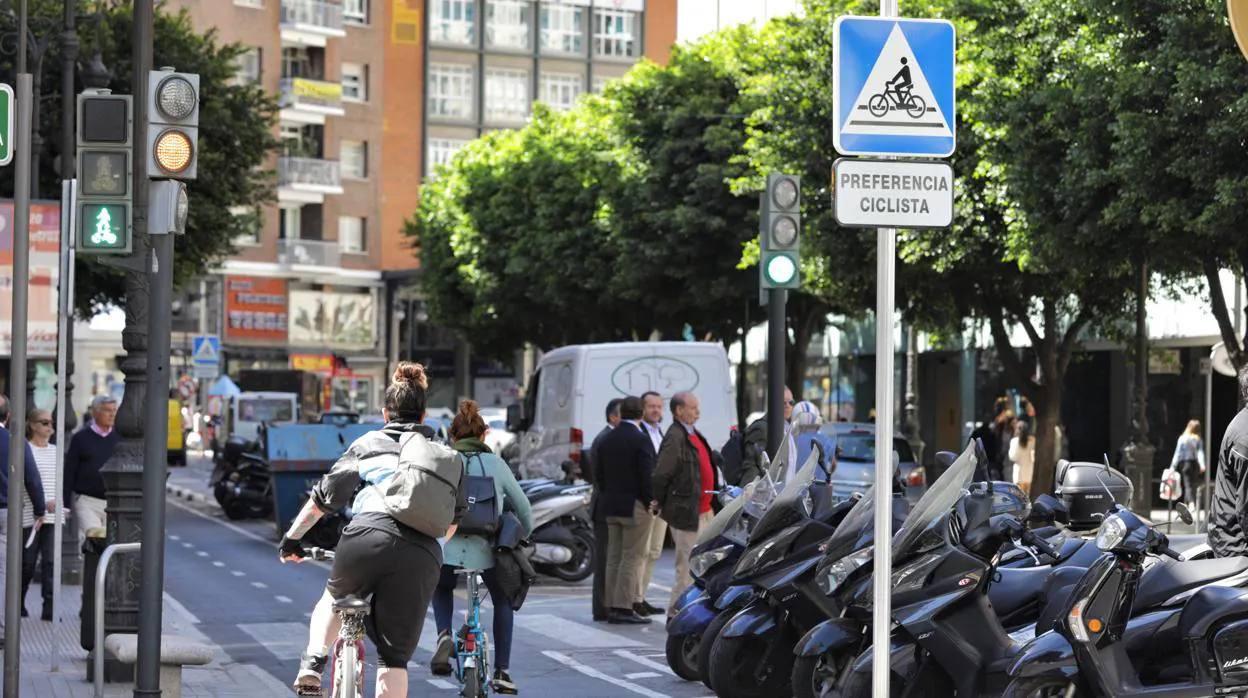 Imagen de archivo de unas ciclistas tomada en Valencia