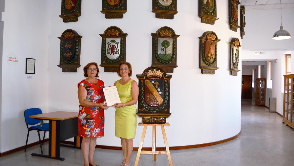 La alcaldesa de Navahermosa, María del Carmen Sánchez, junto a la vicepresidenta María Ángeles García