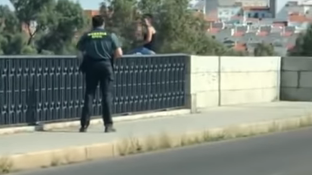 Un guardia civil consigue salvar a una joven que quería saltar por un puente en Mérida