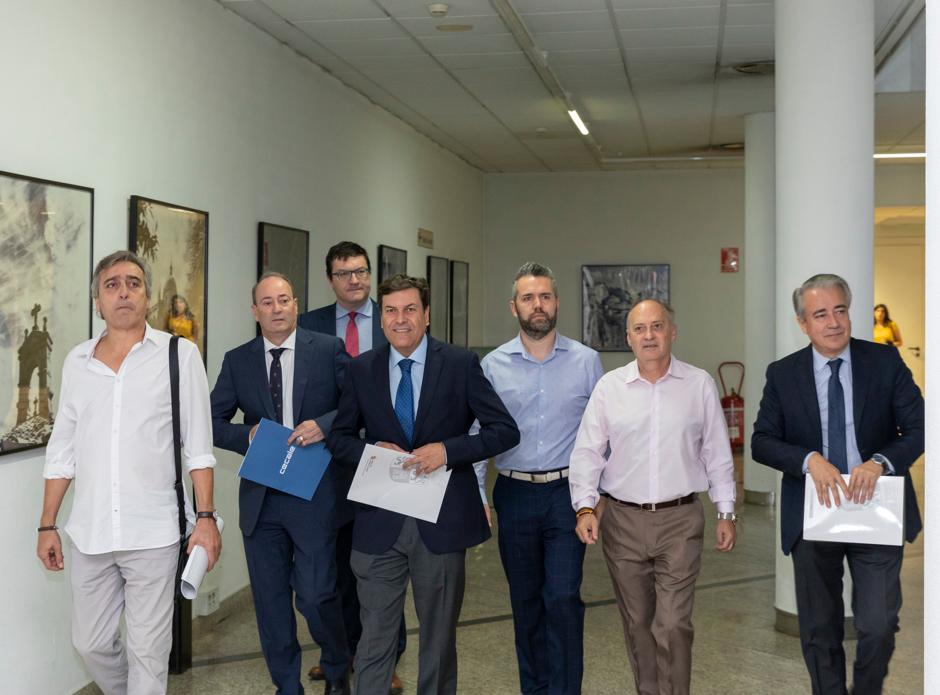El consejero de Economía de Castilla y León, Carlos Fernández Carriedo (centro), reclama al Ejecutivo de Pedro Sánchez un trato igualitario