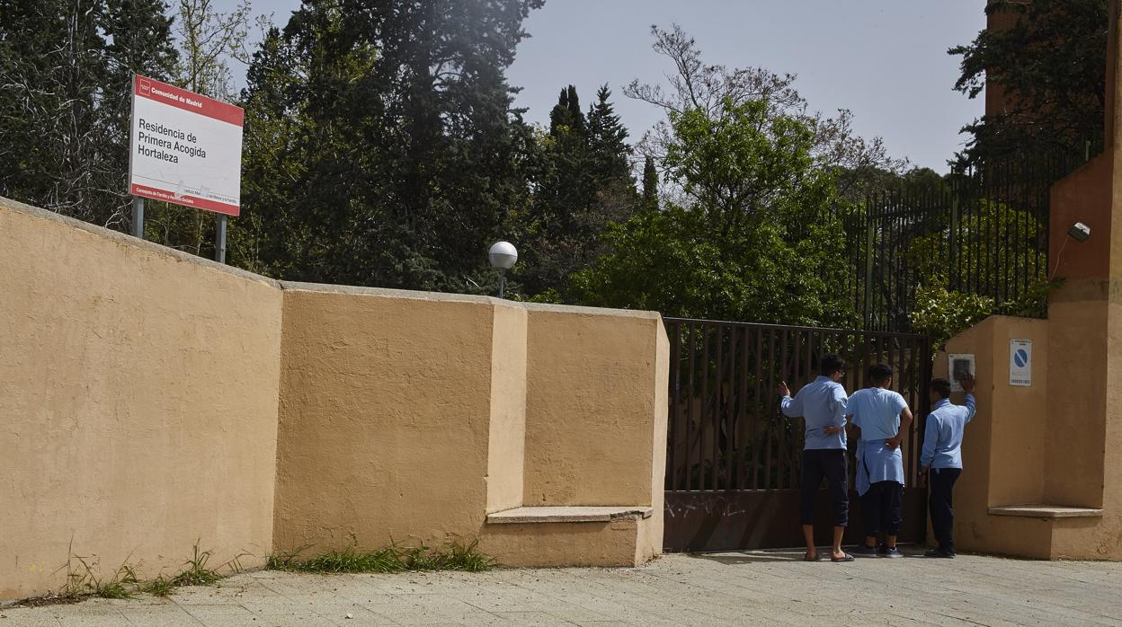 Tres inmigrantes, en la entrada del Centro de Primera Acogida de Hortaleza