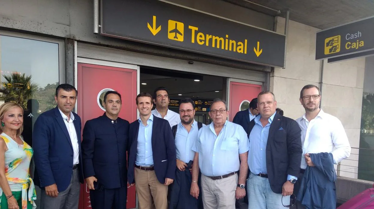 Pablo Casado en una visita a Canarias el pasado verano, dirigentes regionales del PP y simpatizantes de Venezuela