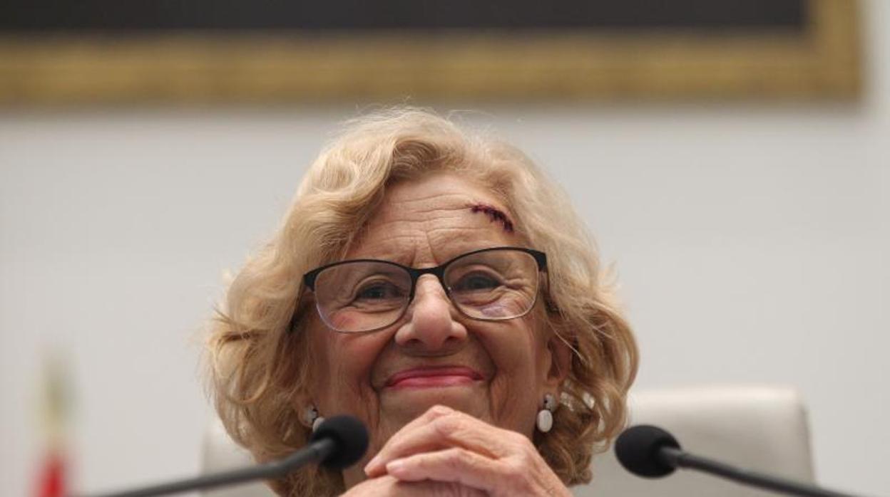 Manuela Carmena, en el Debate del estado de la Ciudad, reincorporada tras su accidente