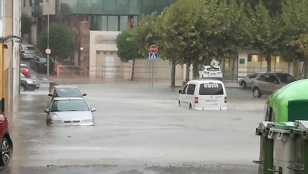 Una fuerte tromba de agua causa inundaciones en Cuéllar y complica el acceso a Vallelado