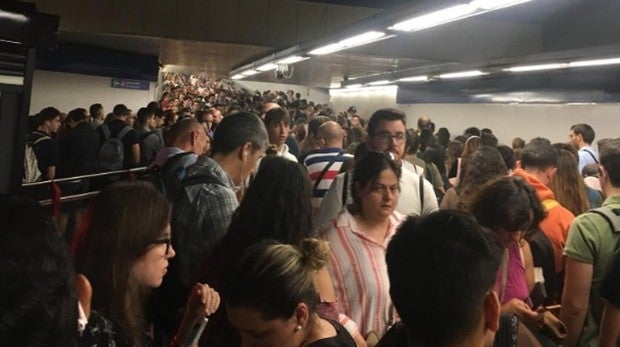 Hacinados en el Metro de Madrid: «¡Qué vergüenza. Algún día habrá una desgracia!»