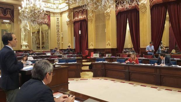 La abstención del PSOE posibilita que el Parlamento balear inste al Estado a no aplicar el artículo 155