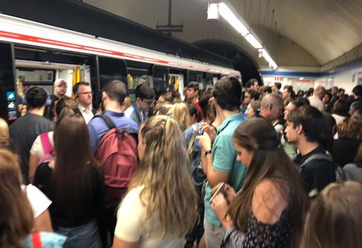 Gente esperando a poder subirse en los trenes