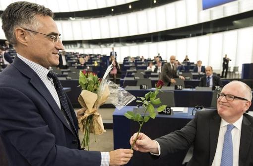 El diputado del PDeCAT en el Parlamento Europeo Ramon Tremosa entrega una rosa al vicepresidente de la Comision Europea Frans Timmermans