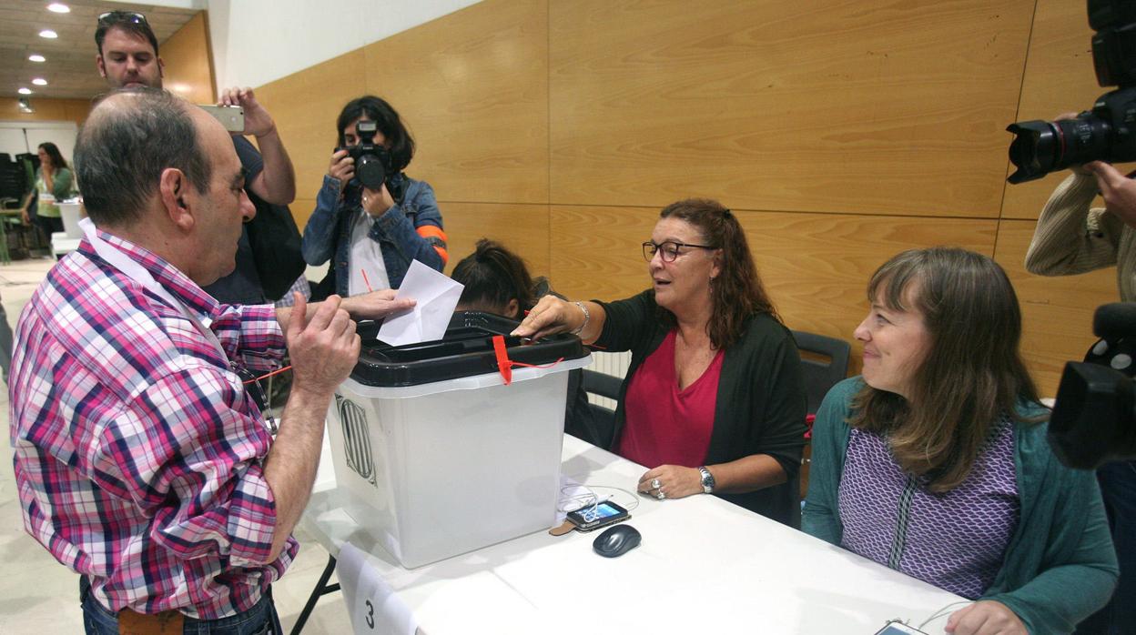 Un hombre votando en un instituto público durante el referéndum ilegal del 1-O