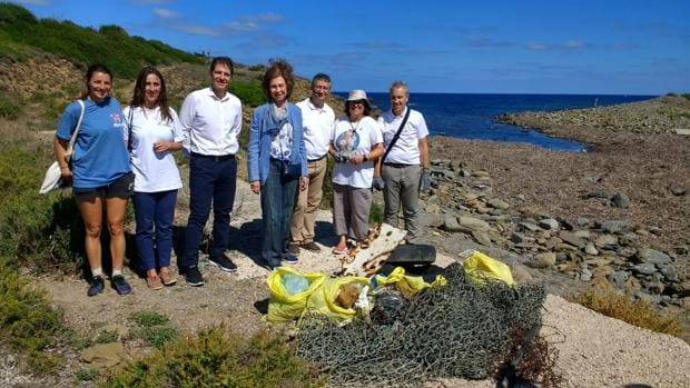 Doña Sofía da ejemplo y retira residuos del mar en Menorca