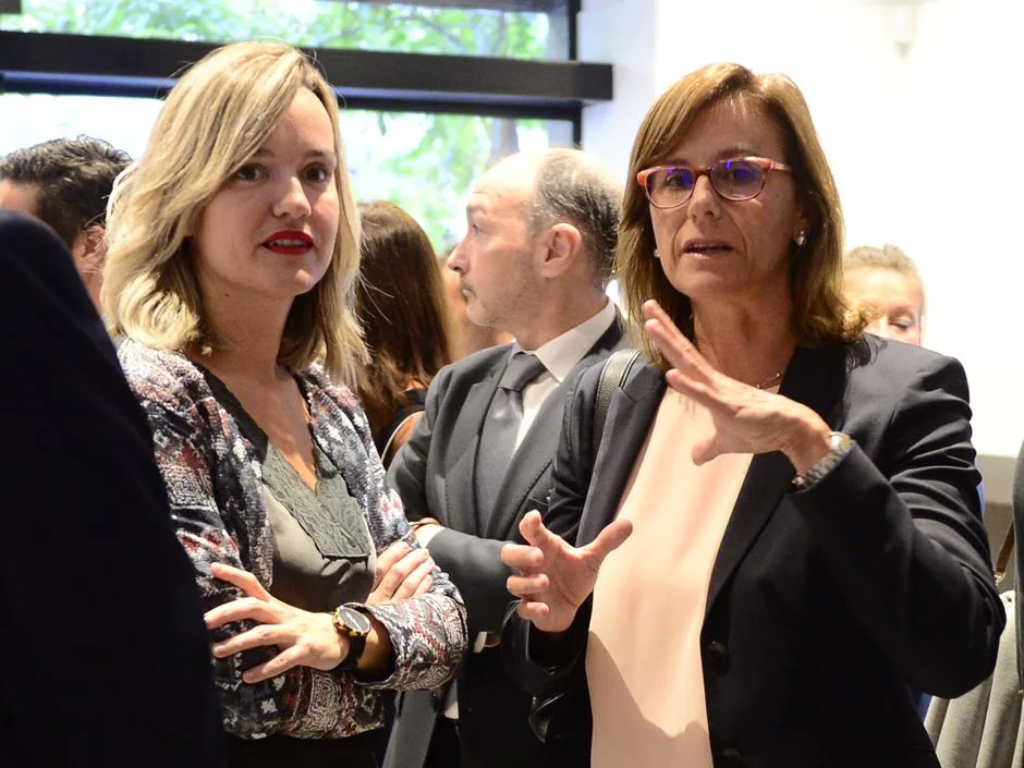 La consejera de Innovación del Gobierno aragonés, Pilar Alegría (izquierda), junto a la directora territorial de CaixaBank en Aragón y La Rioja, Cristina González