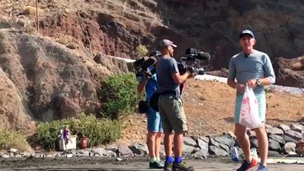 Vídeo: Los hermanos Calleja se lían en Twitter por una toma falsa sobre basura en las playas canarias